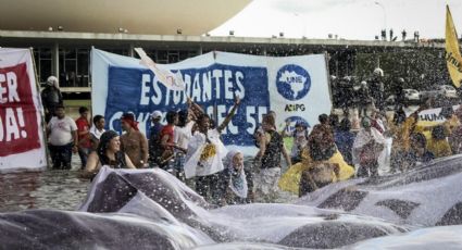 Após protesto em frente ao Congresso contra PEC 55, Renan suspende sessão do Senado que votaria a matéria