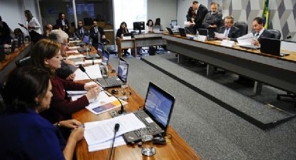 Comissão do Senado aprova relatório da PEC 55