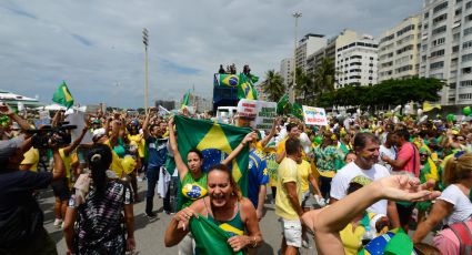 Supostos paraquedistas levam a Copacabana cartazes por intervenção militar no Brasil