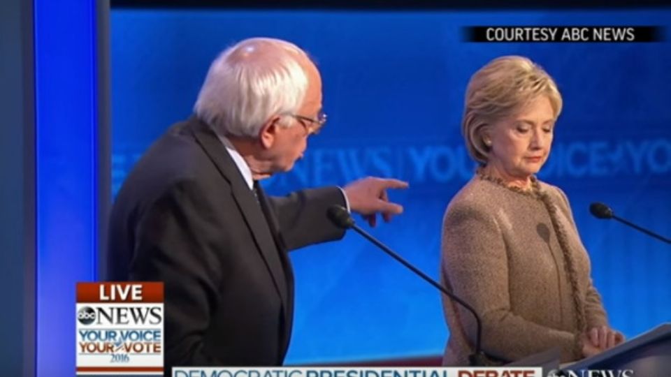Bernie Sanders em debate com Hillary Clinton durante as prévias do Partido Democrata, em 2016 (Reprodução)