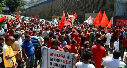 Sindicalistas e movimentos sociais protestam em frente à Rede Globo