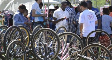 Refugiados recebem bicicletas para facilitar mobilidade