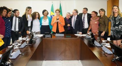 Dilma assina decreto que reconhece nome social e identidade de gênero