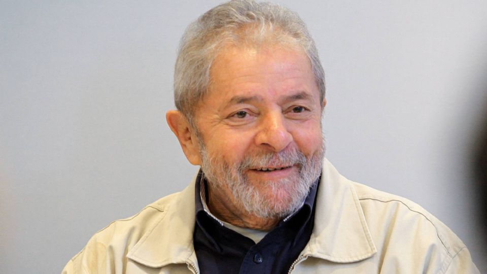 26-06-2015 - São Paulo - Em reunião na sede do Instituto Lula nesta sexta-feira (26), o ex-presidente Luiz Inácio Lula da Silva reuniu o primeiro escalão da Educação na administração pública, nos sindicatos de professores e nas entidades estudantis para debater a aplicação e o desenvolvimento do Plano Nacional de Educação (PNE): Lula frisou que os avanços conquistados nos últimos 12 anos precisam de esforço continuado para que se consolidem e permitam que o país dê um novo salto de qualidade na formação dos brasileiros. Foto: Heinrich Aikawa/ Instituto Lula