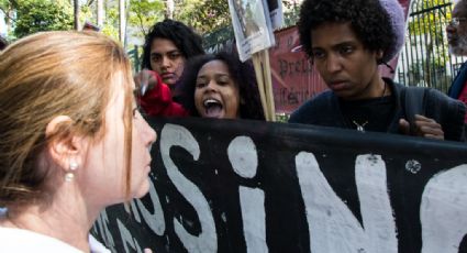 Negros escracham manifestação de brancos em apoio a morte de criança