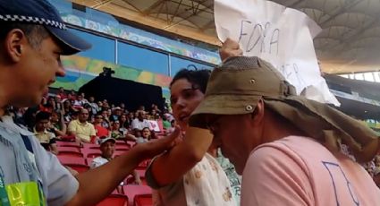 Após Justiça proibir repressão a manifestações, cartaz “Fora Temer” é retirado à força por PM