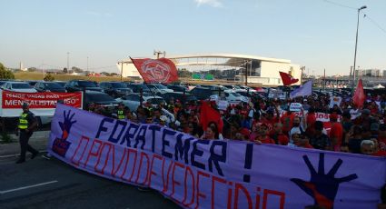 Manifestantes fazem ato pelo "Fora Temer" ao lado do Itaquerão