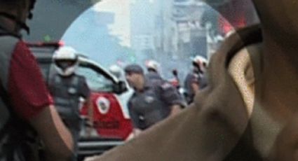 Repórter usa gif de sua transmissão em protesto para denunciar abuso policial