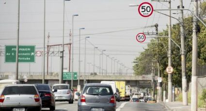 Carro bate nas marginais enquanto prefeitura mudava placas aumentando a velocidade