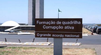 "Formação de quadrilha, corrupção ativa", diz placa em frente ao Congresso