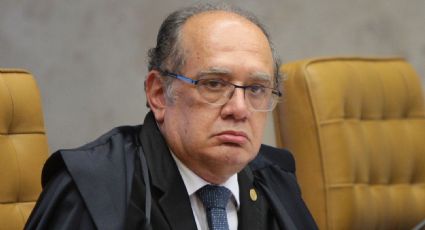 Manifestantes protestam contra Gilmar Mendes e Alexandre de Moraes atirando tomates