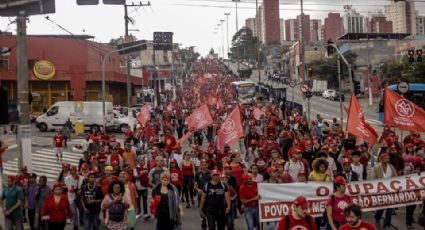 Marcha Povo Sem Medo passa pela Avenida Cupecê em Diadema