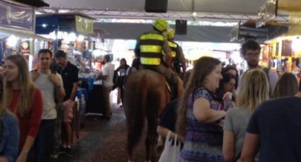 Em Porto Alegre, policiais rondam bancas da Feira do Livro montados em cavalos