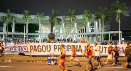 Torcida do Flamengo faz protesto contra a Globo antes da final da Copa Sul-Americana