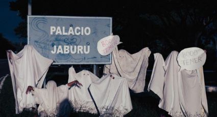 Em protesto contra Temer, grupo se fantasia de fantasma em frente ao Palácio do Jaburu