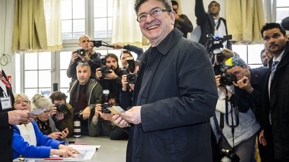 Paris (France), 23/04/2017.- French presidential election candidate for the far-left coalition 'La France insoumise' (France unbowed), Jean-Luc Melenchon (C-R) casts his ballot in the first round of the French presidential elections in Pairs, France, 23 April 2017. France will hold the second round of the presidential elections on 07 May 2017. (Elecciones, Francia) EFE/EPA/CHRISTOPHE PETIT TESSON