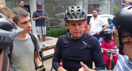 Doria atira no chão flores que recebeu "pelos mortos nas marginais"