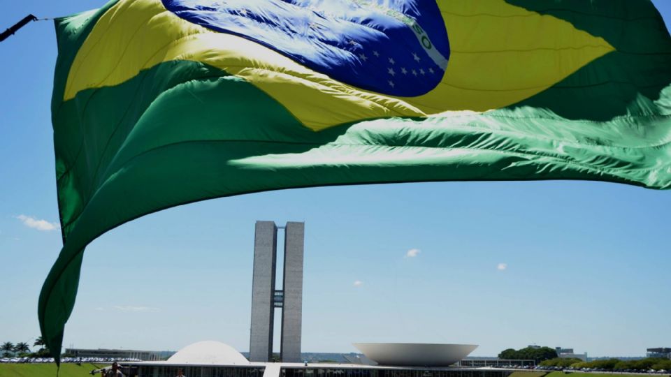 Uma bandeira gigante foi hasteada no gramado do congresso Nacional em comemoração ao Dia Nacional da Bandeira