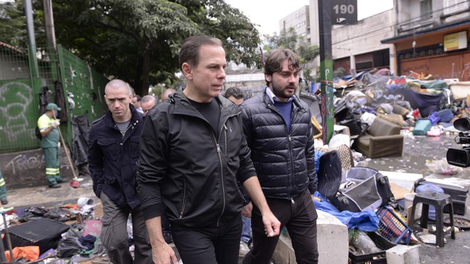 21/05/2017- São Paulo- SP, Brasil- Com o fim da megaoperação policial que cumpriu na madrugada e manhã deste domingo (21) 28 mandados judiciais contra traficantes que atuavam na região da cracolândia, a Prefeitura de São Paulo passou a ter condições de realizar os trabalhos de acolhimento e tratamento aos dependentes químicos, assistência às pessoas em situação de rua e reurbanização da região
Foto: EDUARDO OGATA/SECOM
