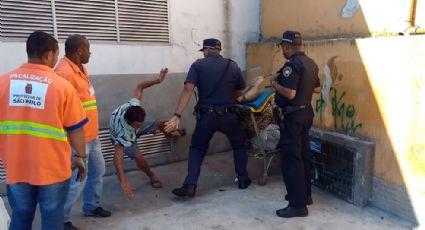 VÍDEO: Guardas agridem morador de rua em SP