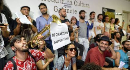 Manifestantes ocupam secretaria municipal de Cultura de SP exigindo saída de Sturm