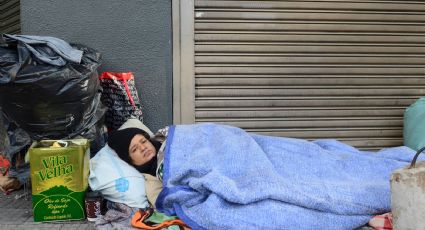 Gestão Doria acorda moradores de rua com jatos d’água na Praça da Sé