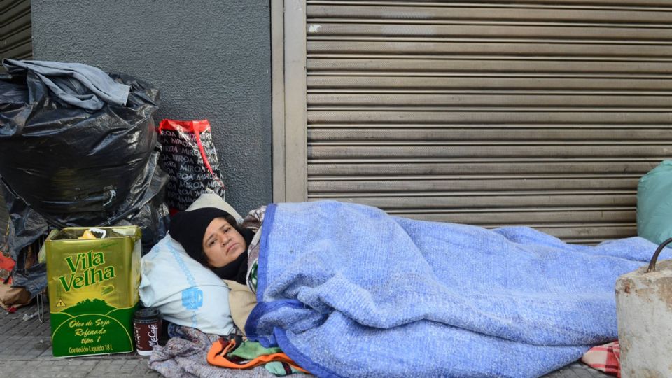 São Paulo - Maria Ivani dos Santos Lima dorme nas ruas do centro de São Paulo enfrentando temperaturas próximas a 0°, Praça Ramos, região central (Rovena Rosa/Agência Brasil)