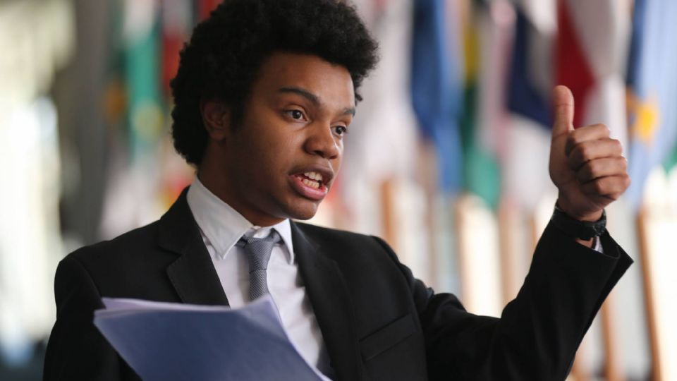 Brasília - O coordenador do Movimento Brasil Livre (MBL), Fernando Holiday, protocola no Senado pedido de impeachment do presidente do STF, Ricardo Lewandowisk (Fabio Rodrigues Pozzebom/Agência Brasil)