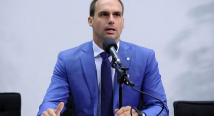 Eduardo Bolsonaro posta imagem vestindo camiseta machista, se arrepende e apaga