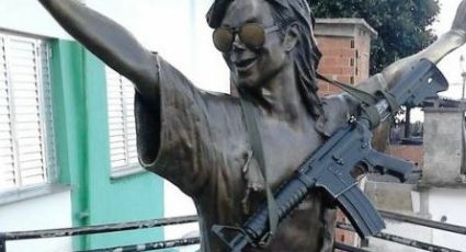 Circula na web foto da estátua de Michael Jackson com um fuzil