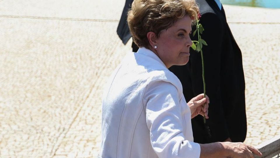 Brasília - A presidenta afastada Dilma Rousseff discursa para apoiadores do governo, em frente ao Palácio do Planalto, após ter sido notificada do afastamento do cargo por até 180 dias (Marcello Casal Jr/Agência Brasil)