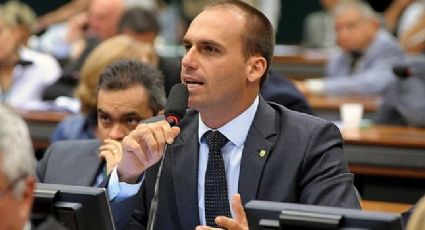 Eduardo Bolsonaro apresenta projeto para liberar arma de fogo em aviões