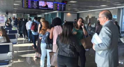 Para se diferenciar de Doria, Alckmin posta foto na fila em embarque de aeroporto