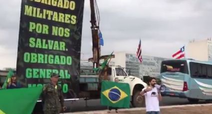 Cerca de dez pessoas fazem manifestação em apoio ao general Mourão na Esplanada