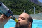 “Ed Motta, se beber não poste”, ironiza músico após cantor atacar roqueiros