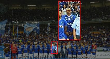 Jogador do Cruzeiro sai na foto oficial do jogo fazendo gesto de vagina com as mãos