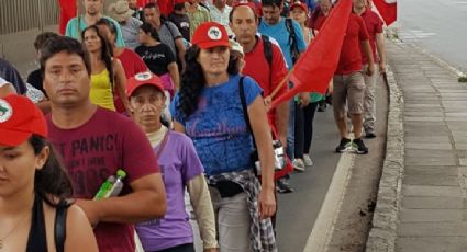 Porto Alegre recebe milhares de pessoas para marcha em defesa de Lula