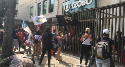 Movimentos populares protestam em frente à sede da Rede Globo em defesa de Lula