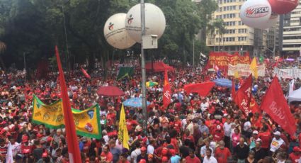 Lula participa de manifestação que reúne milhares de pessoas em São Paulo