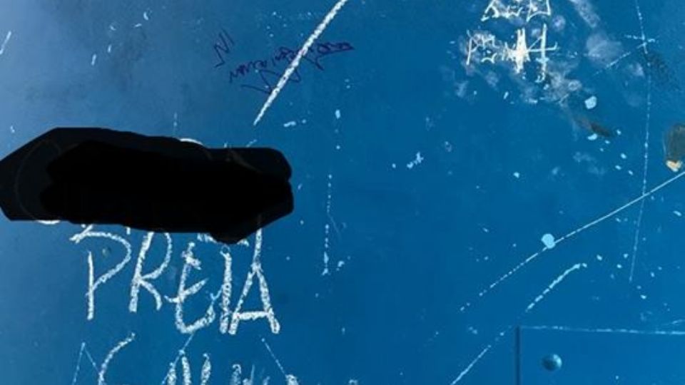 Porta da sala de aula com as ofensas contra a professora (Reprodução/Facebook)
