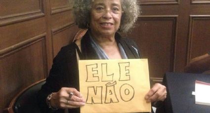 Angela Davis se posiciona contra Jair Bolsonaro com placa de #EleNão