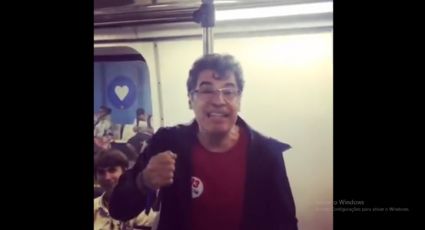 Paulo Betti faz panfletagem para Haddad no metrô do Rio