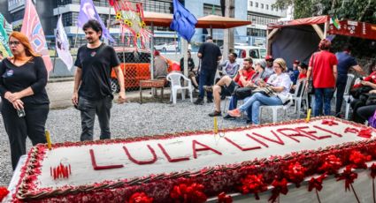 Ato de resistência marca aniversário de Lula na vigília em Curitiba