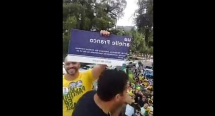 VÍDEO: Bolsonaristas com placa de Marielle: "a gente vai varrer esses vagabundos. Acabou PSol, acabou PCdoB"