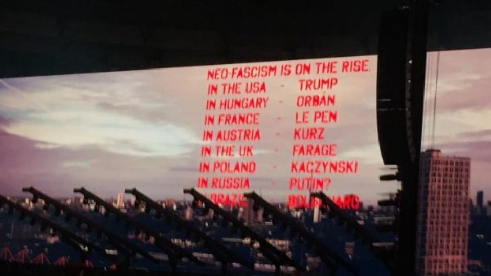 Projeção da lista do 'neofascismo em ascensão' no show de Roger Waters em SP (Reprodução)