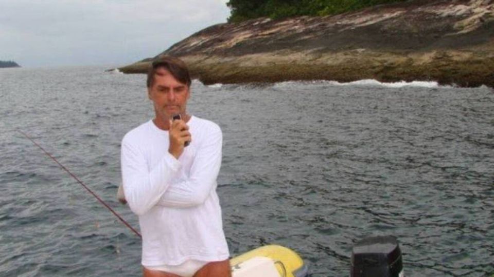 Bolsonaro fotografado pescando em área de proteção ambiental, em 2012 (Foto: Divulgação)