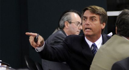 Irritado, Bolsonaro deixa entrevista coletiva após pergunta sobre Mais Médicos