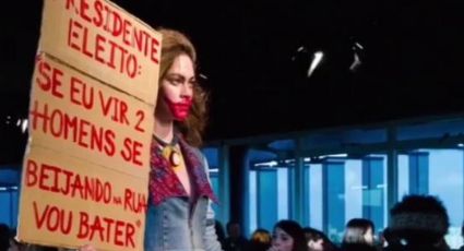 Em desfile, marca de roupas "recicladas" realiza protesto contra racismo, misoginia e homofobia de Bolsonaro