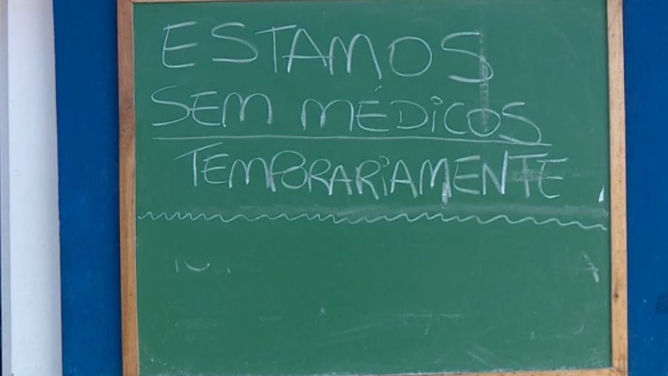 Placa em posto de São Leopoldo avisa que não há médicos — Foto: Reprodução/RBS TV