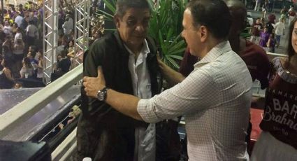 Zeca Pagodinho se irrita ao tirar foto com Doria no Anhembi